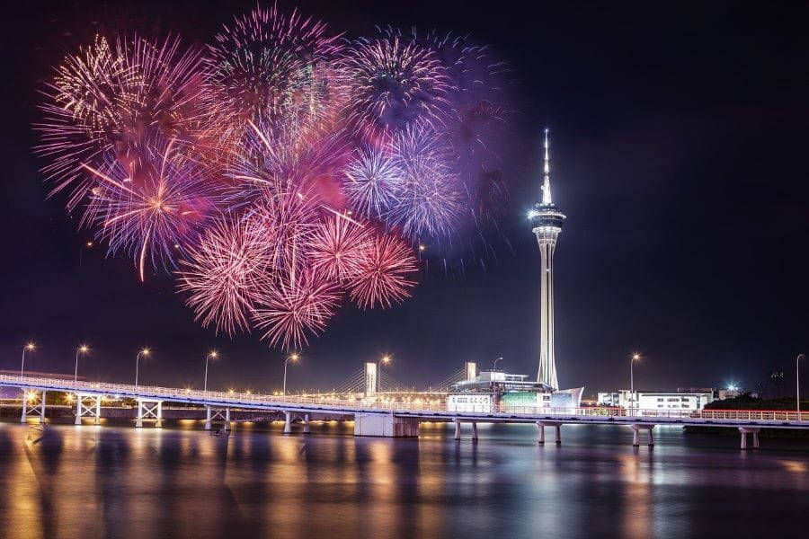 Fuegos artificiales en la bahía de Macao.