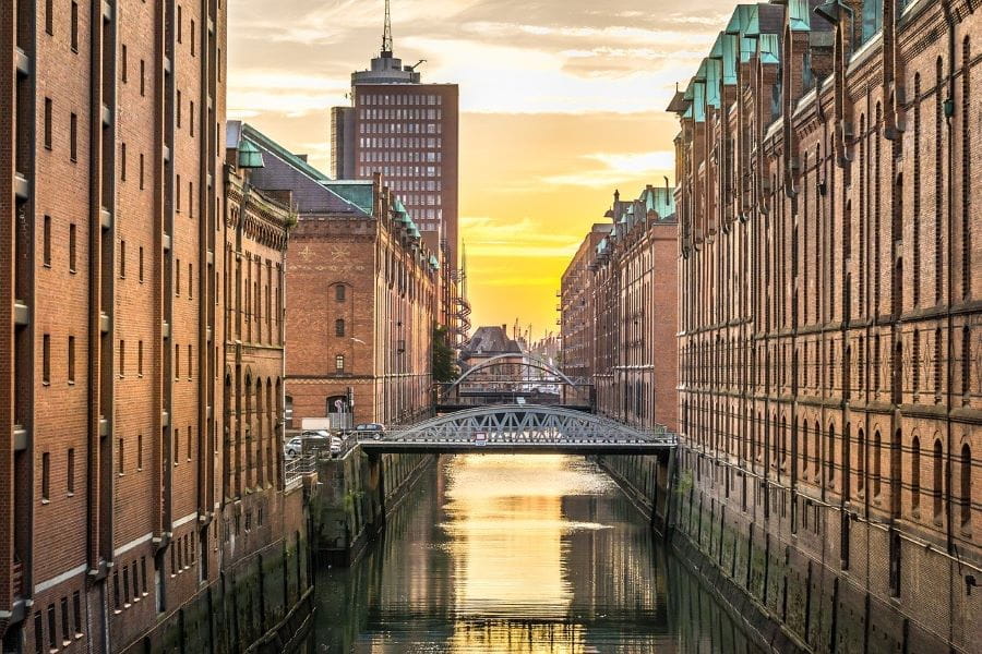 El barrio de los almacenes en el puerto de Hamburgo, Alemania.