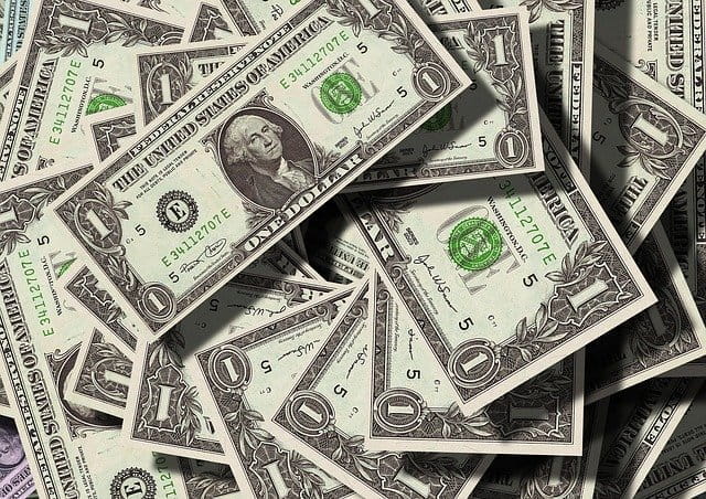 Un montón de billetes de dólar.