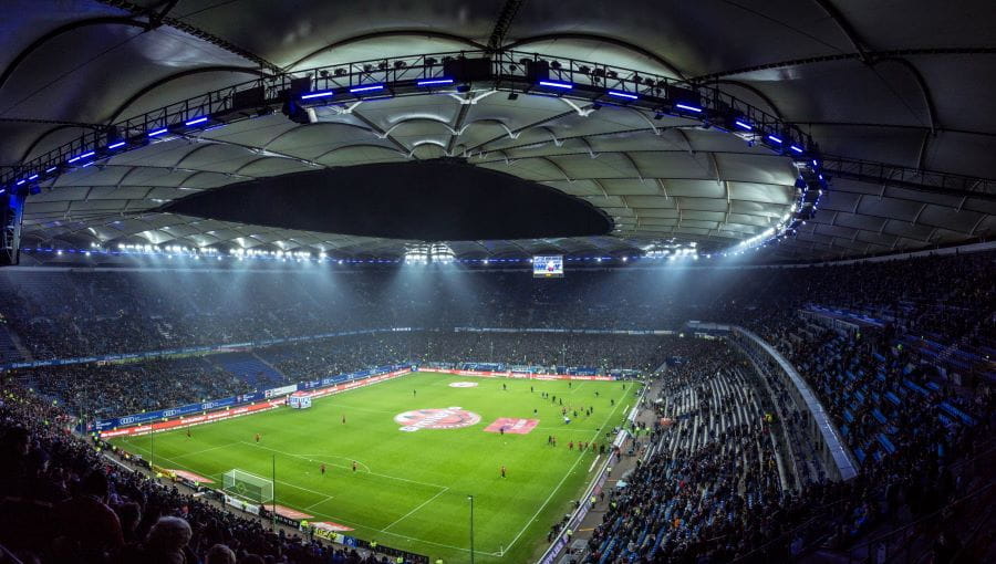 Un estadio de fútbol visto desde las gradas superiores.