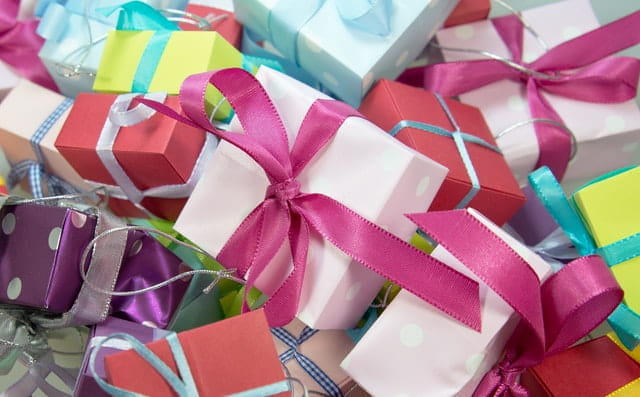 Un montón de cajitas de regalo de diversos colores.