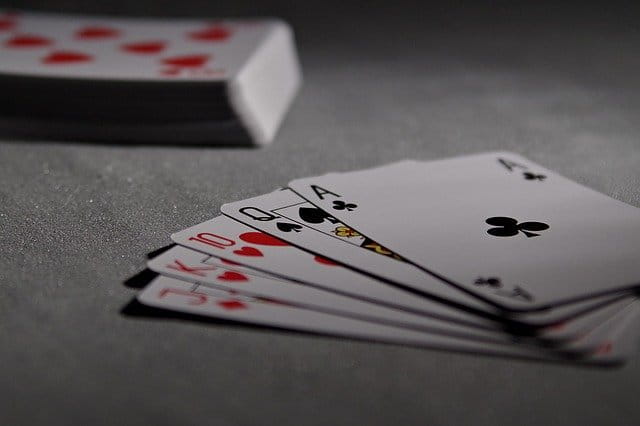 Una mano de póker sobre el tapete.