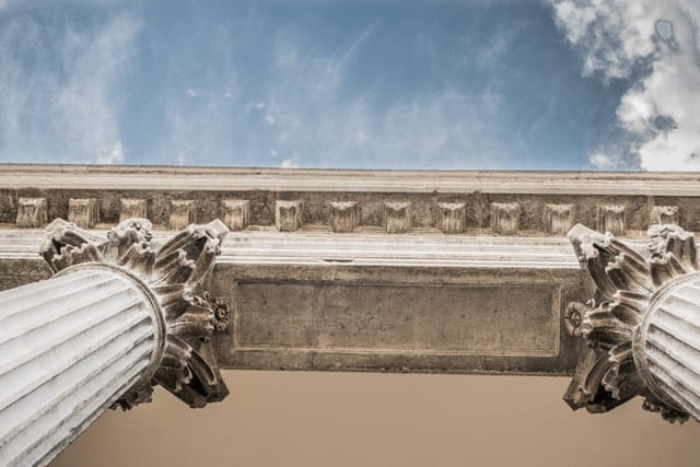 Dos columnas con capiteles corintios en perspectiva.