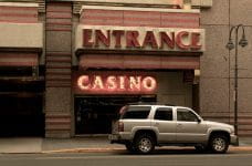 Entrada de un casino.