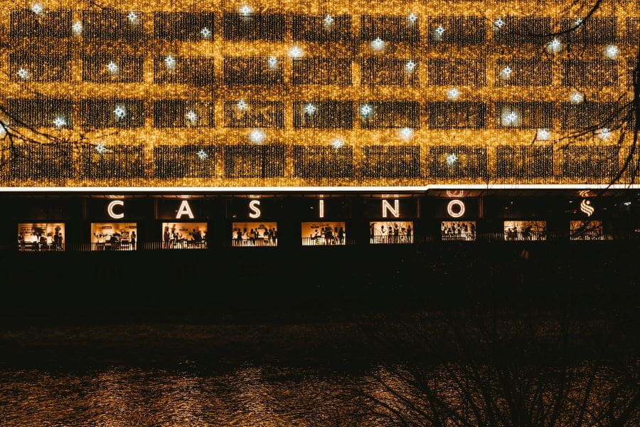 Fachada luminosa de un casino.