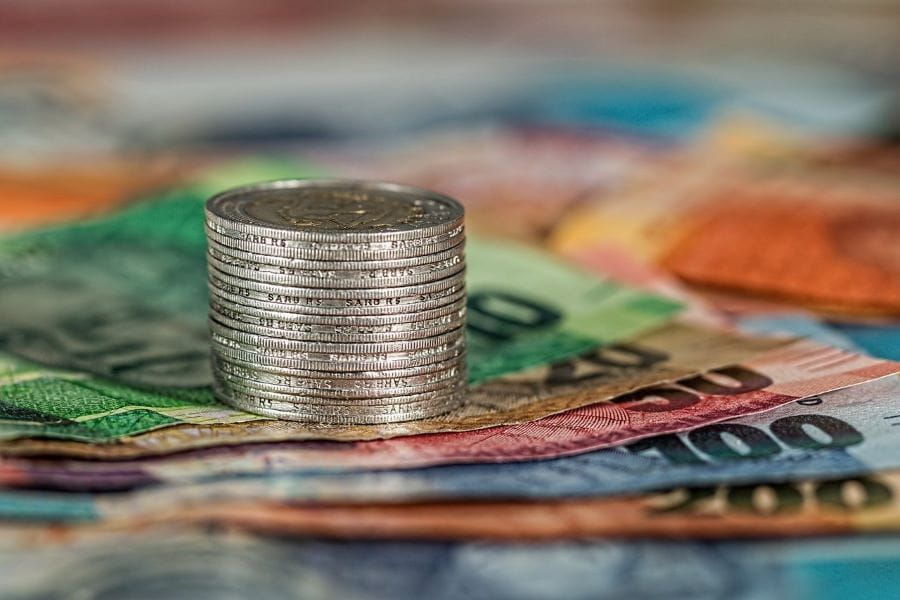Monedas y billetes.