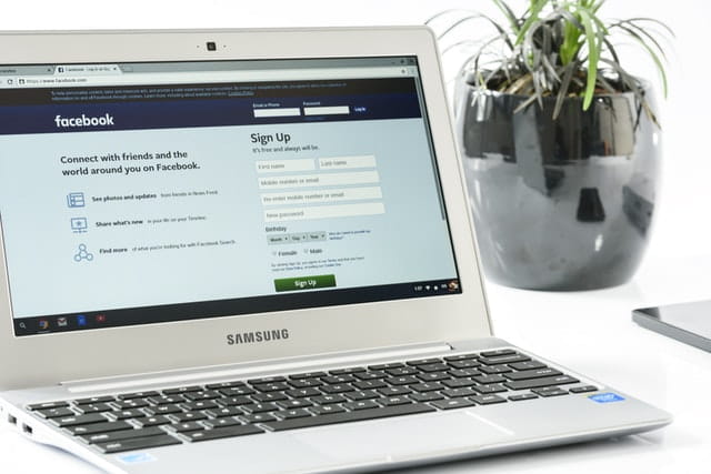 Ordenador portátil abierto en la página de registro de Facebook.