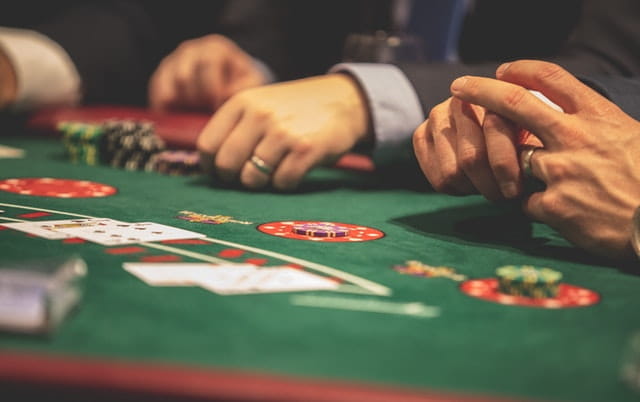 Jugando en una mesa de blackjack.