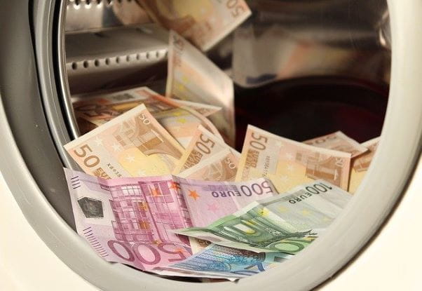 Tambor de una lavadora con un montón de billetes de euro.