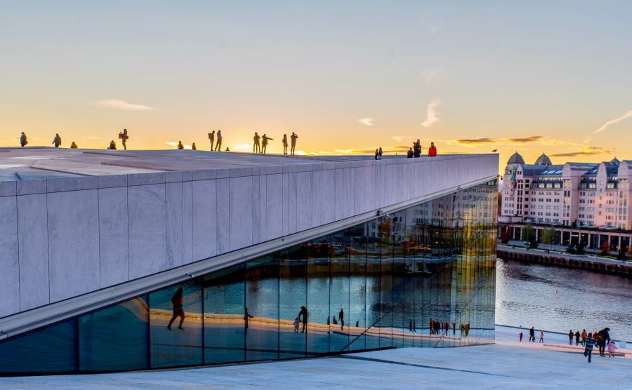 Edificio de Oslo con la fachada de cristal.