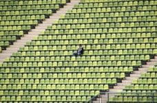 Gradas de un estadio de fútbol vacías.