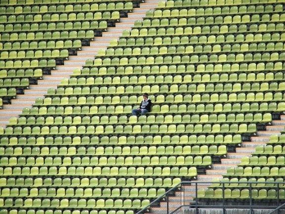 Gradas de un estadio de fútbol vacías.