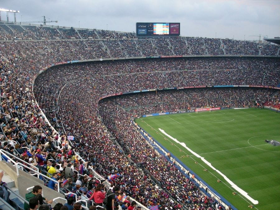 Gradas repletas del estadio de fútbol Camp Nou, Barcelona.