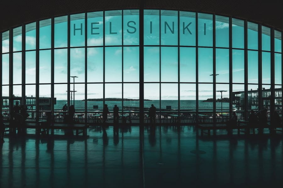Vidriera en el aeropuerto de Helsinki.