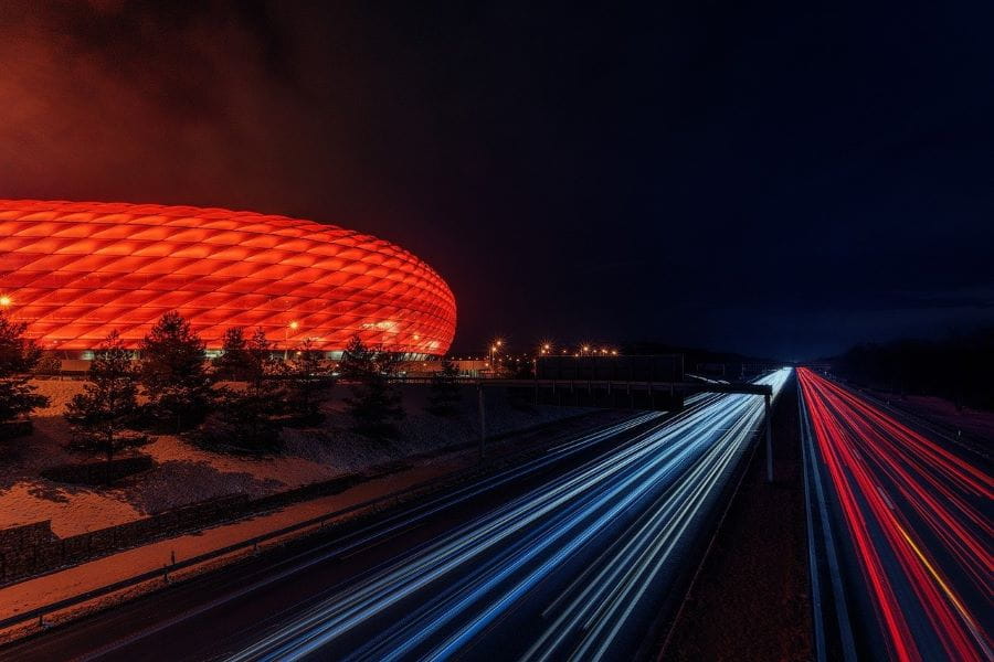 Estadio de fútbol iluminado durante la noche.