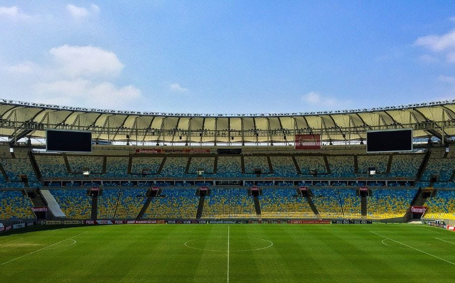 Estadio de fútbol vacío.