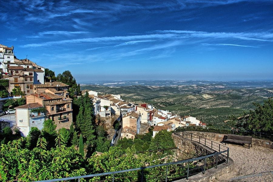 Pueblo en la ladera de una montaña.