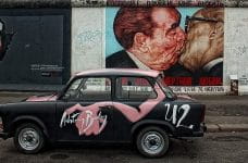 Fragmento pintado del muro de Berlín con un Trabant en primer plano.