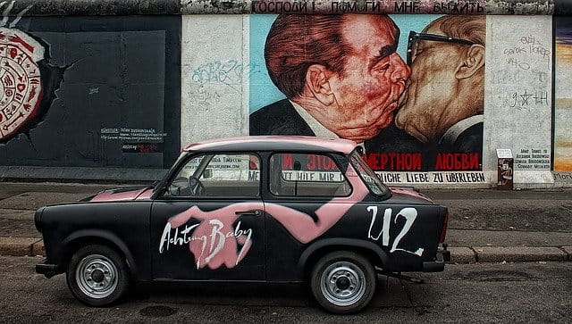 Fragmento pintado del muro de Berlín con un Trabant en primer plano.