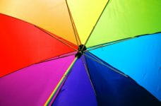 Interior de un paraguas multicolor.