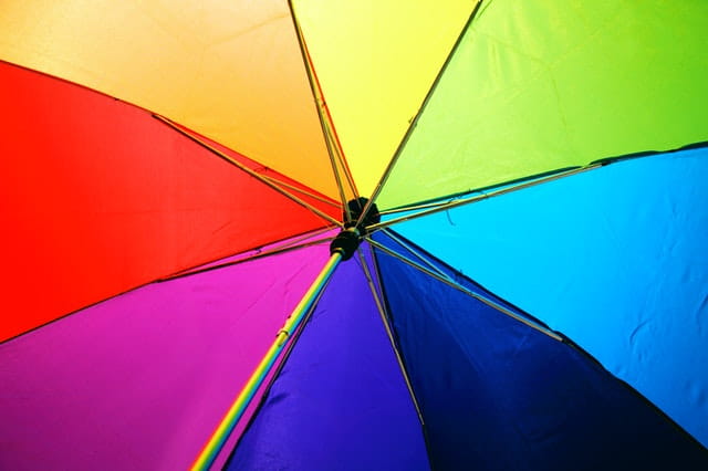 Interior de un paraguas multicolor.