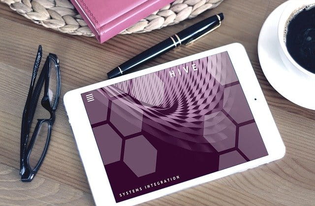 Tablet sobre una mesa.