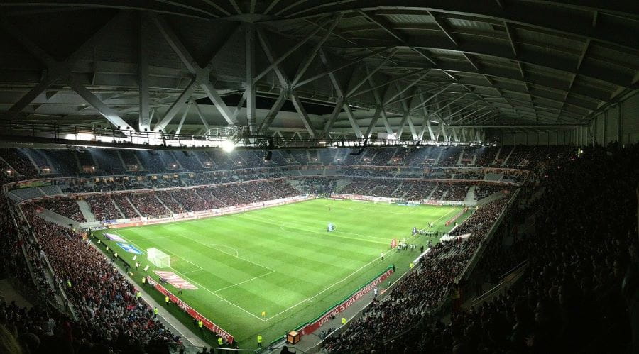 Estadio de fútbol abarrotado durante un partido.