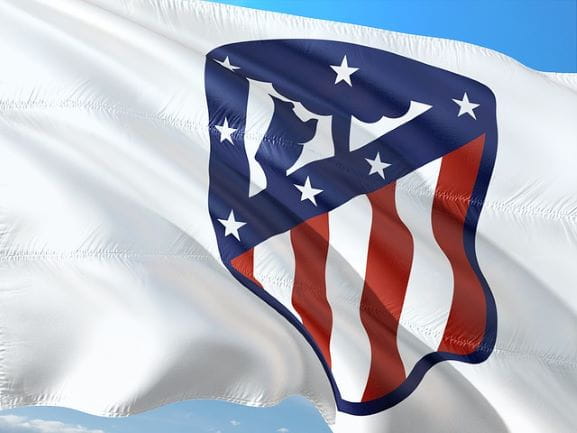Bandera con el escudo del Atlético de Madrid de fútbol.