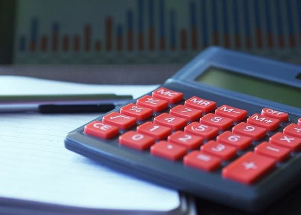 Calculadora sobre una mesa.