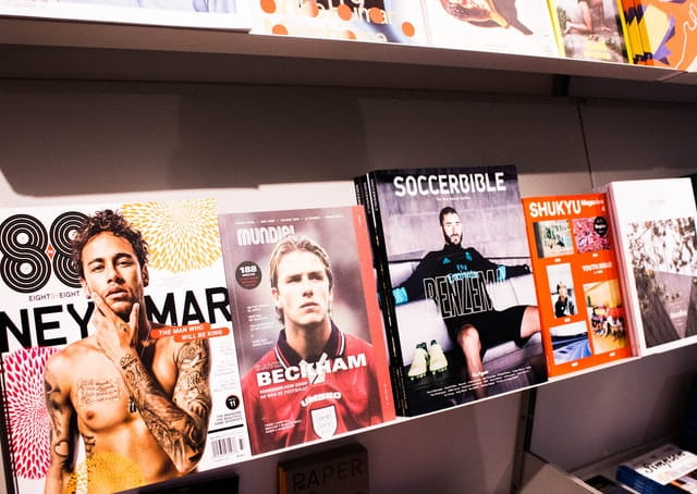 Portadas de diversas revistas con estrellas del fútbol.