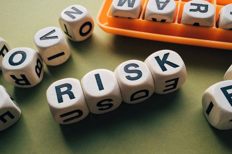 La palabra RISK, riesgo, con dados.