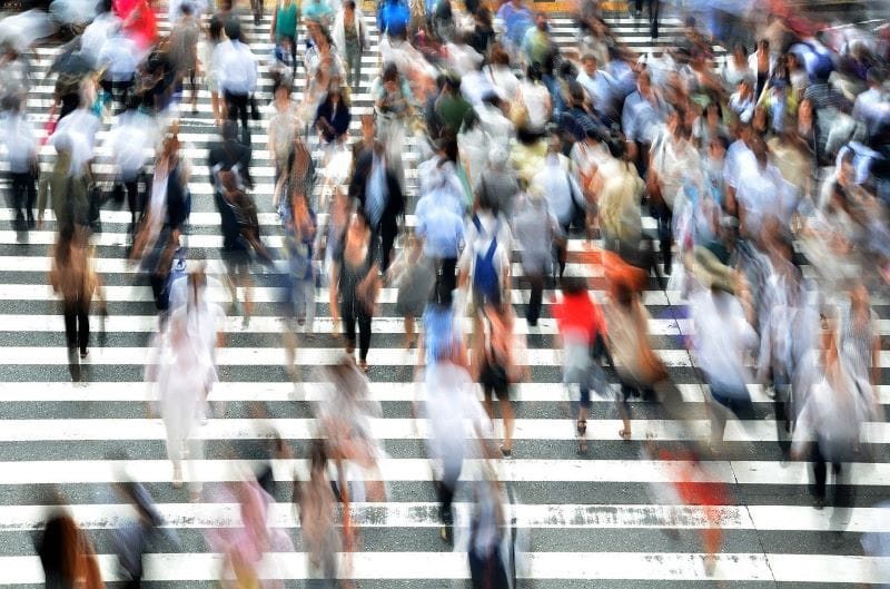 Personas cruzando la calle en un paso de peatones.