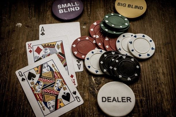 Cartas y fichas de póker.