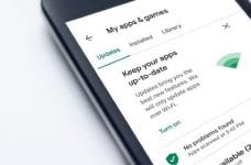 Teléfono móvil muestra una aplicación para apps y juegos.