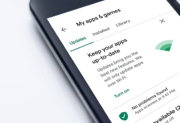 Teléfono móvil muestra una aplicación para apps y juegos.