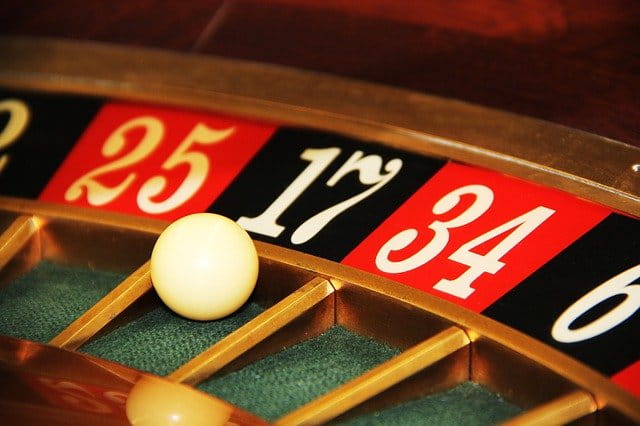 Bola en la casilla 17 del cilindro de una ruleta de casino.