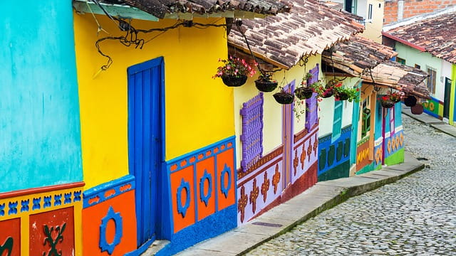 Pintoresca calle en Bogotá, Colombia.