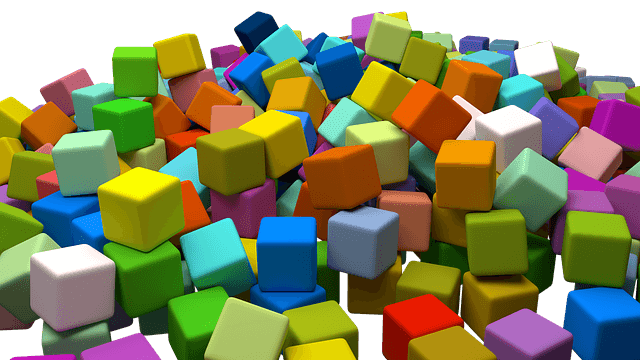 Montón de cubos de colores.