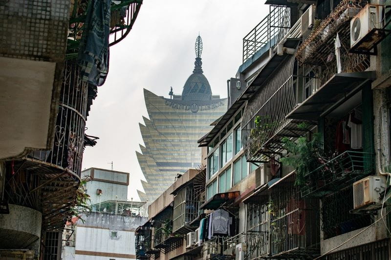 Hotel Grand Lisboa al final de una calle en Macao.