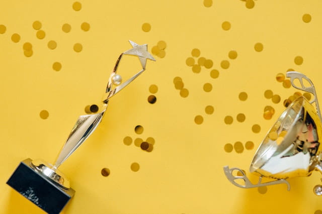 Trofeos con confeti de oro.