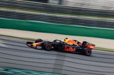 Coche de carreras de la escudería Red Bull en un circuito.