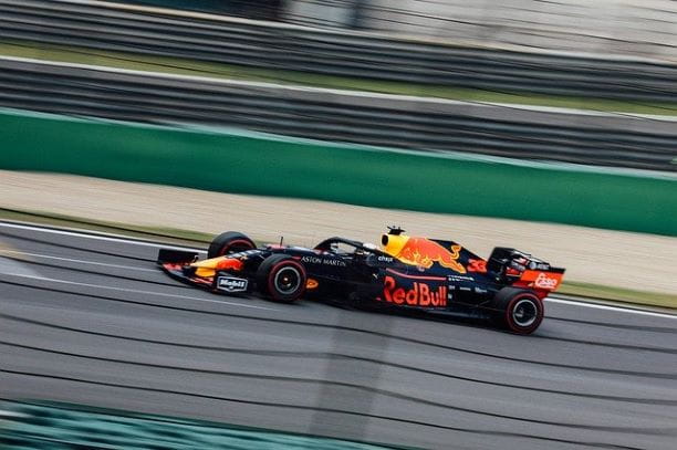 Coche de carreras de la escudería Red Bull en un circuito.