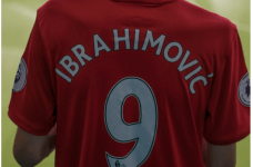 Camiseta con el nombre Ibrahimovic estampado y el número 9 a la espalda.