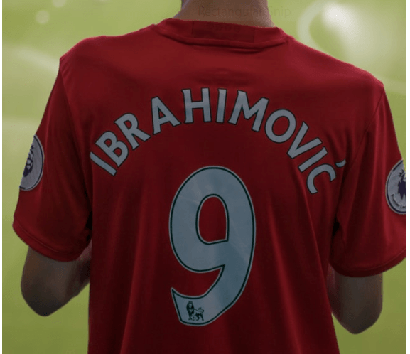 Camiseta con el nombre Ibrahimovic estampado y el número 9 a la espalda.