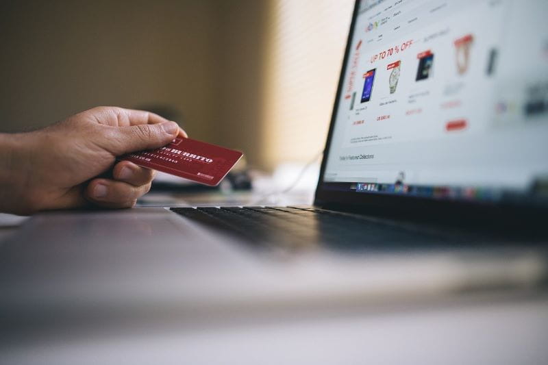 Haciendo compras online con una tarjeta electrónica.