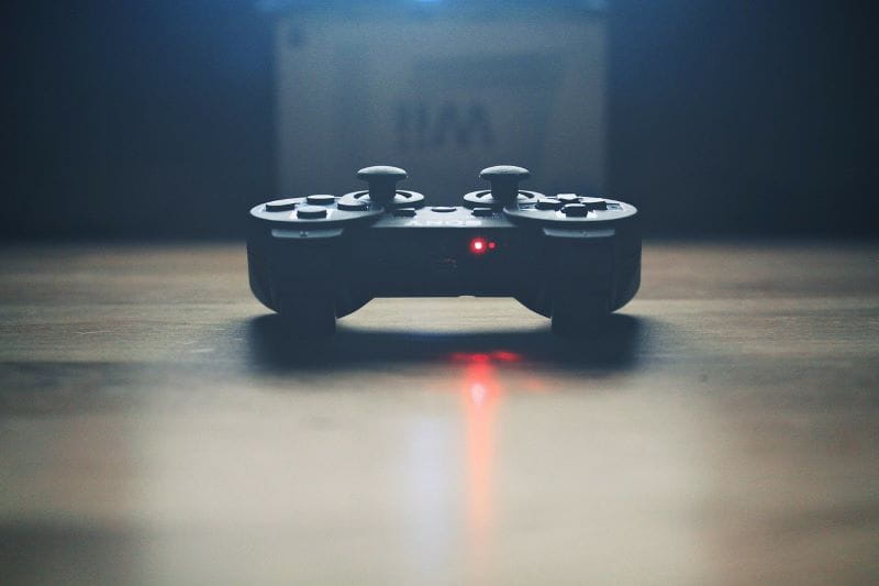 Controlador de videojuego sobre una mesa.