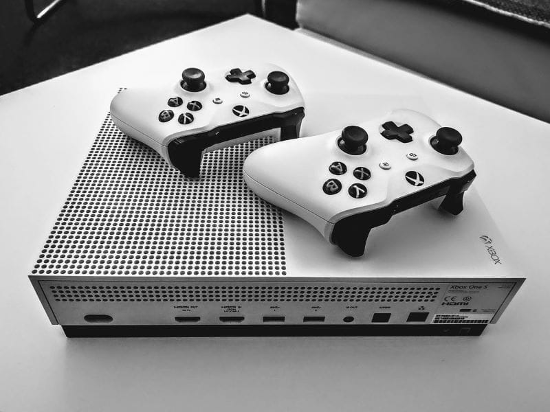 Consola y controladores de videojuegos.