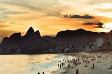 Anochecer en una playa de Río de Janeiro, Brasil.