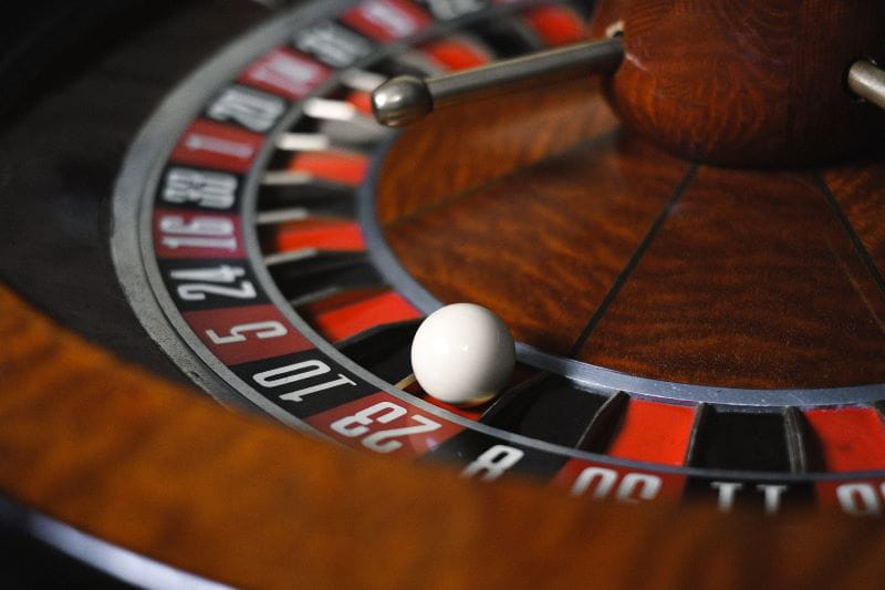 Ruleta con la bola en el número 23.