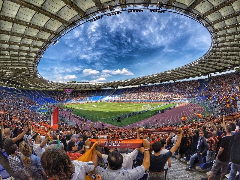 Partido de fútbol en el estadio Olímpico de Roma, Italia.